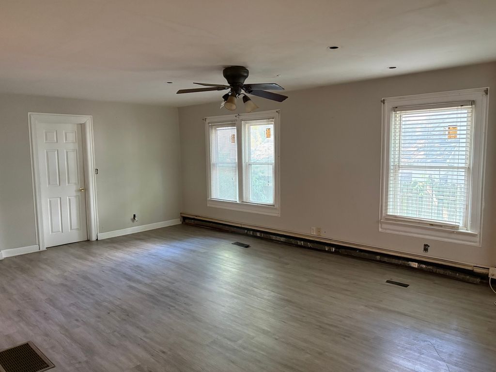 Image 5 of property listing at 417 N Johnson Avenue, Mt Vernon, IL 62864