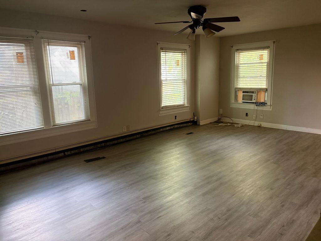 Image 6 of property listing at 417 N Johnson Avenue, Mt Vernon, IL 62864