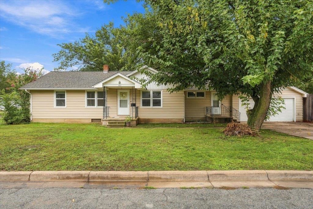 1421 E Kinkaid St, Wichita, KS 67211
