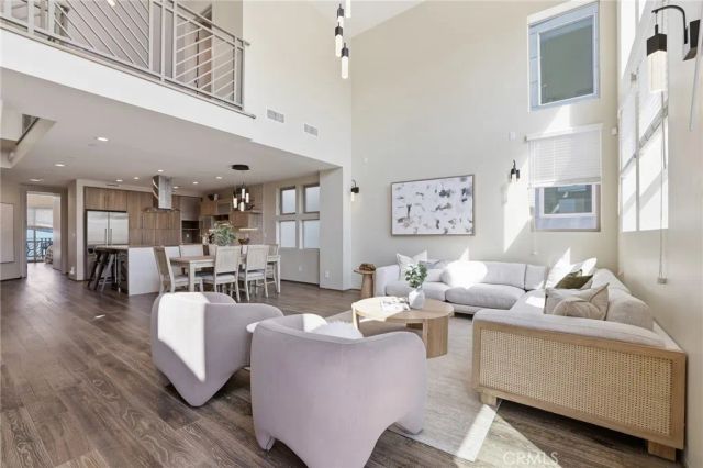 1745 Spreckels Lane, Redondo Beach, CA 90278