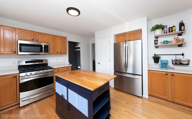 12567 BLUEBERRY Lane, Springfield Charter Township, MI 48350