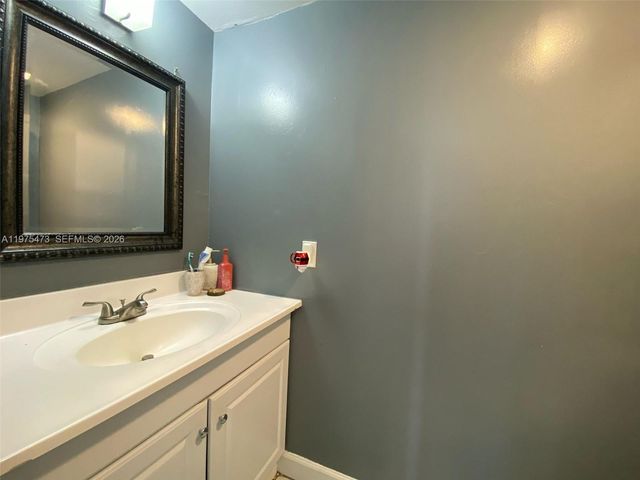 3642 NE 171st St 208, North Miami Beach, FL 33160