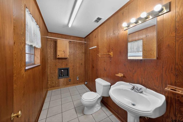 106 Southview Dr, Henderson, TX 75654