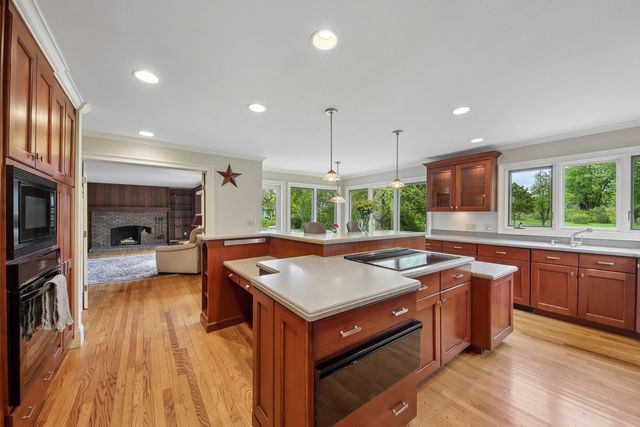 1152 Terre Drive, Libertyville, IL 60048