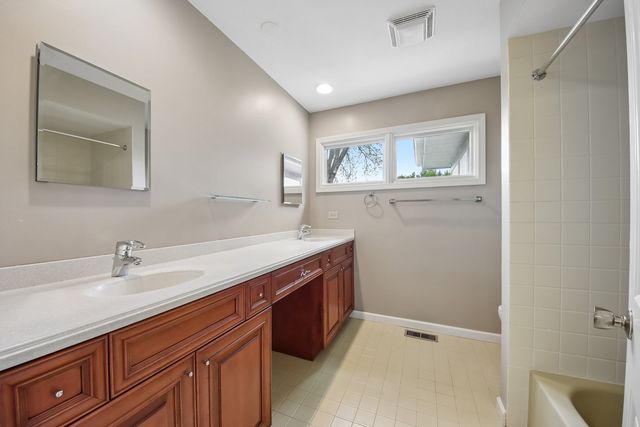 1152 Terre Drive, Libertyville, IL 60048