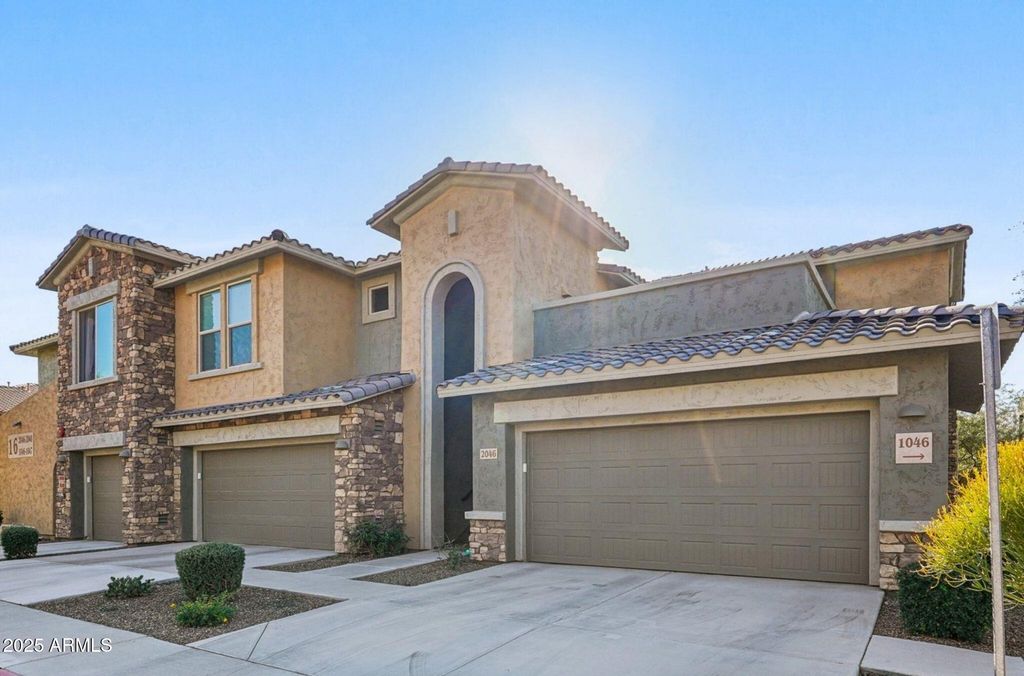 2425 W BRONCO BUTTE Trail 2046, Phoenix, AZ 85085