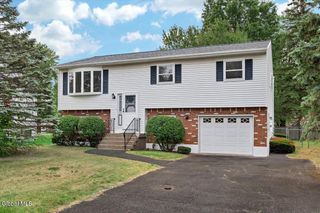 25 Lynn Drive, Colonie, NY 12205
