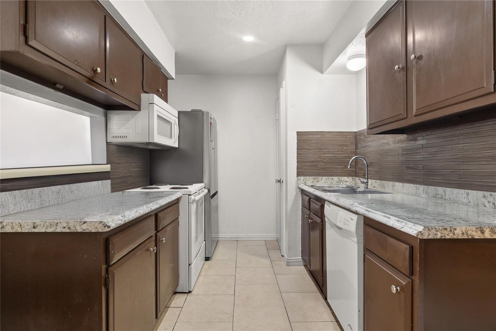 6913 Chasewood Drive, Missouri City, TX 77489