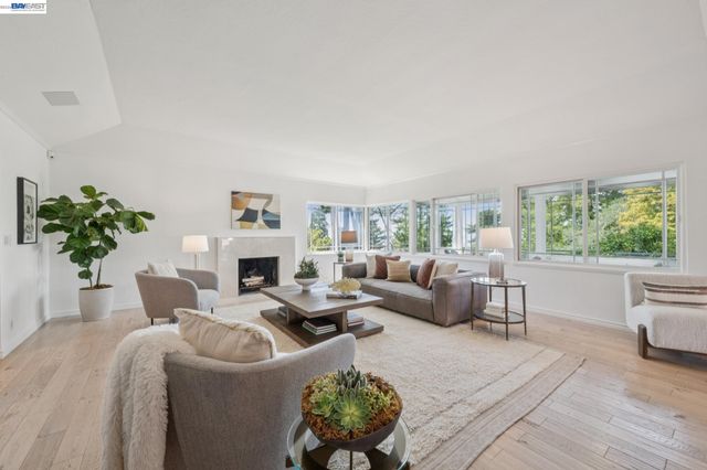6427 ASCOT DR, Oakland, CA 94611