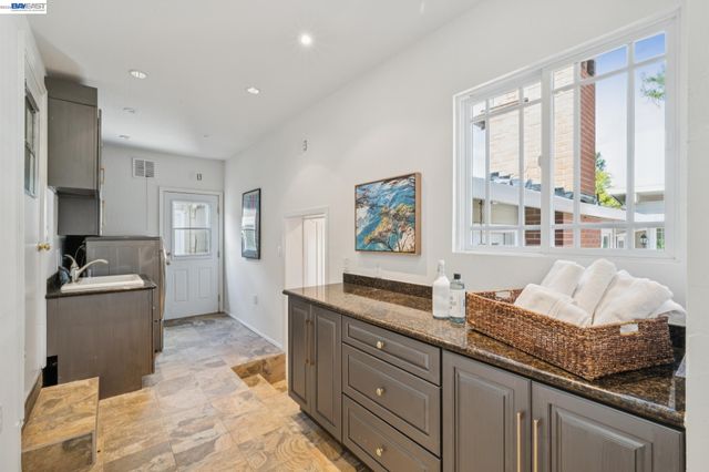 6427 ASCOT DR, Oakland, CA 94611
