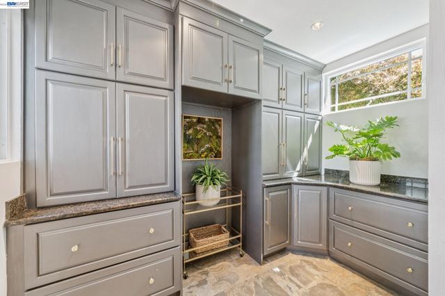 6427 ASCOT DR, Oakland, CA 94611