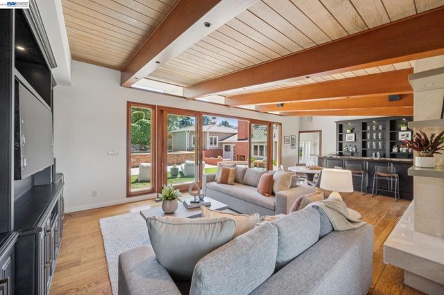 6427 ASCOT DR, Oakland, CA 94611