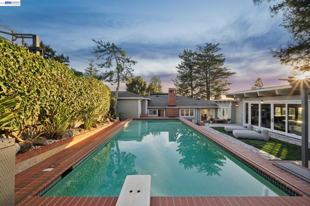 6427 ASCOT DR, Oakland, CA 94611