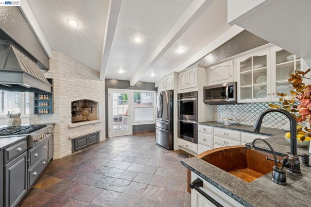 6427 ASCOT DR, Oakland, CA 94611