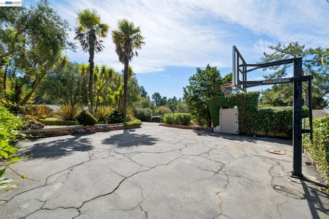 6427 ASCOT DR, Oakland, CA 94611