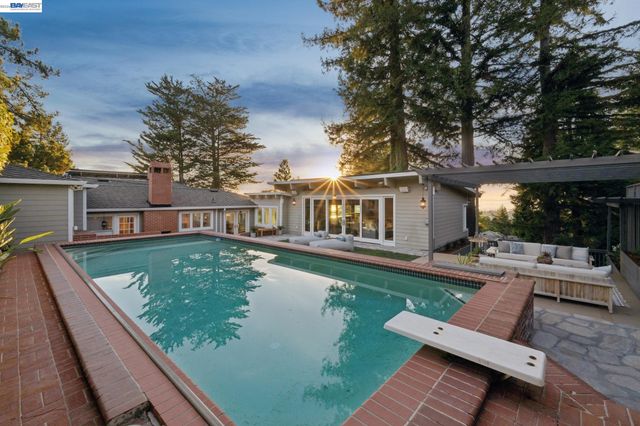 6427 ASCOT DR, Oakland, CA 94611