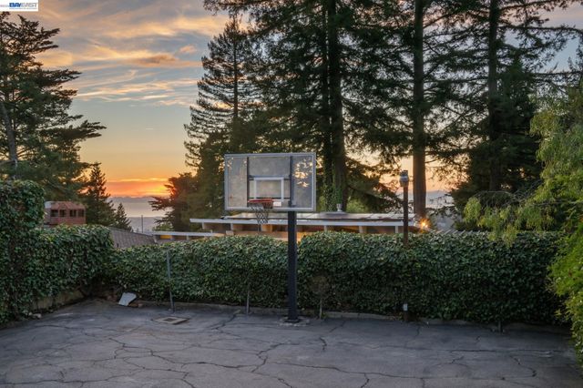 6427 ASCOT DR, Oakland, CA 94611
