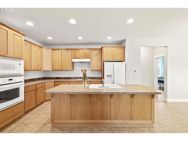 1703 WEBB LAKE Dr, Silverton, OR 97381