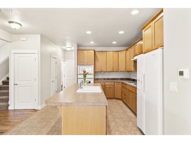 1703 WEBB LAKE Dr, Silverton, OR 97381