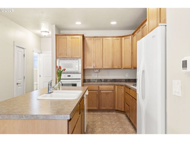 1703 WEBB LAKE Dr, Silverton, OR 97381