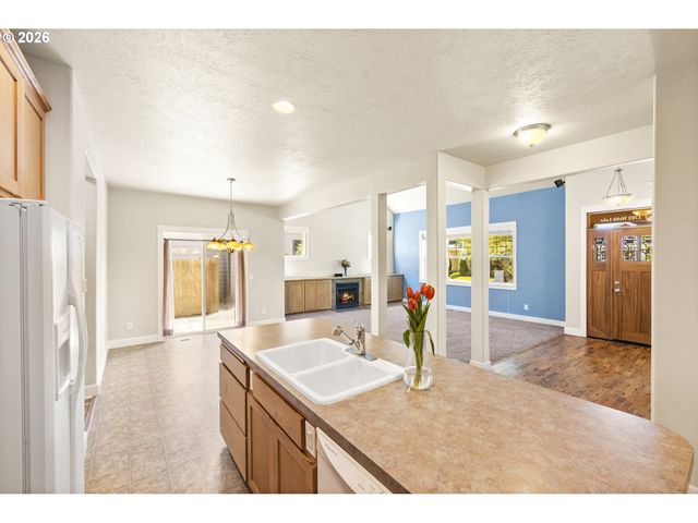 1703 WEBB LAKE Dr, Silverton, OR 97381