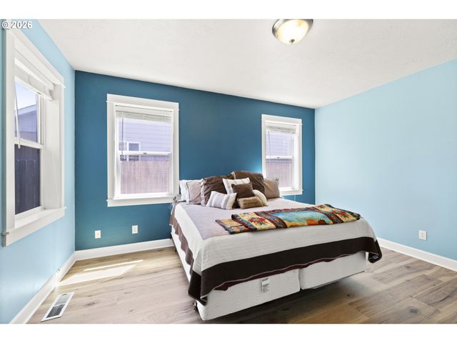 1703 WEBB LAKE Dr, Silverton, OR 97381