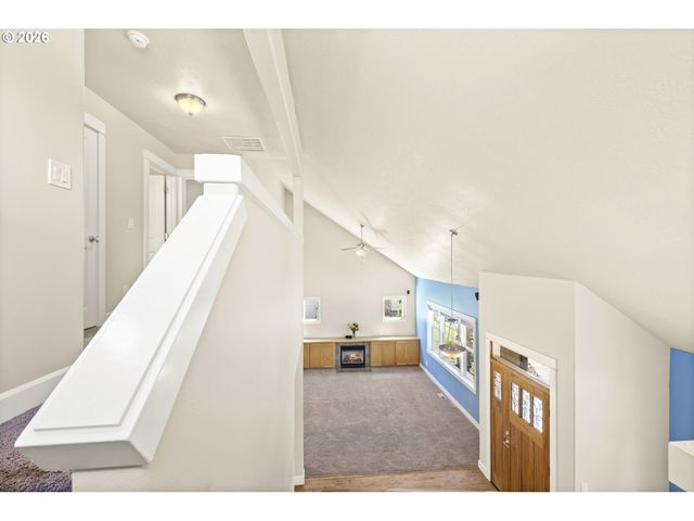 1703 WEBB LAKE Dr, Silverton, OR 97381