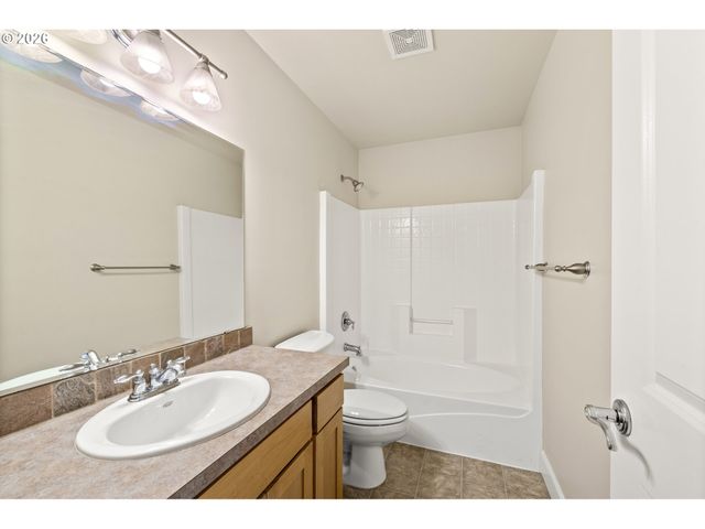 1703 WEBB LAKE Dr, Silverton, OR 97381