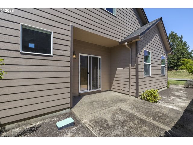 1703 WEBB LAKE Dr, Silverton, OR 97381