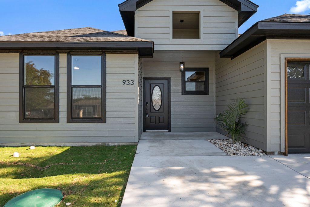933 Nacogdoches River Drive, Granbury, TX 76048 — photo 3