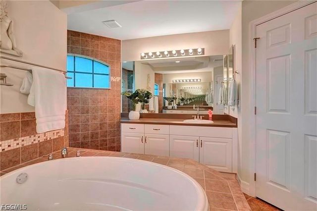 4921 Sorrento CT, Cape Coral, FL 33904