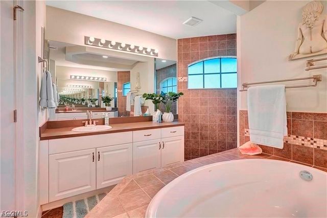 4921 Sorrento CT, Cape Coral, FL 33904