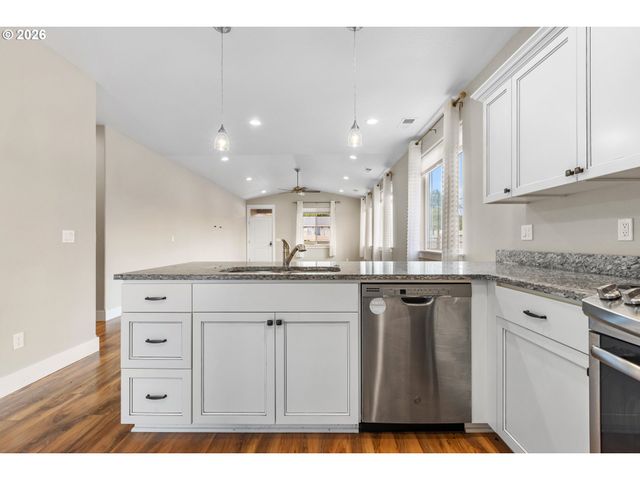 110 W FLANGAS Ave, Roseburg, OR 97471