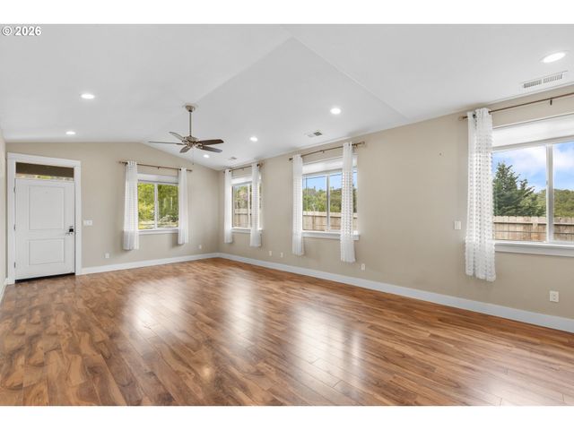110 W FLANGAS Ave, Roseburg, OR 97471