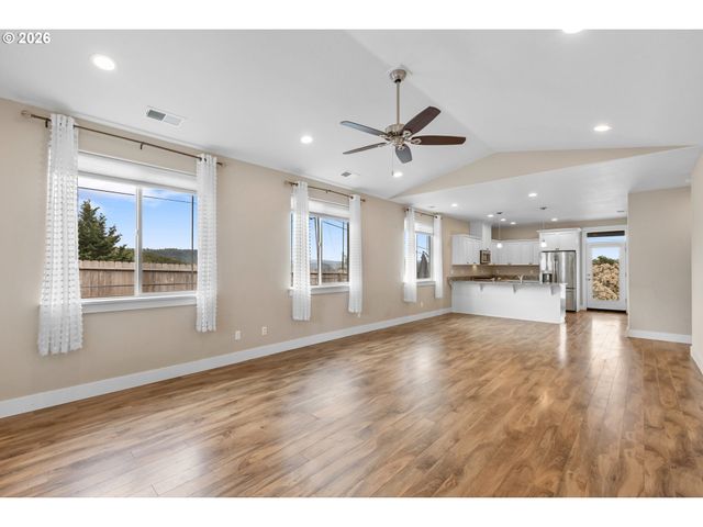110 W FLANGAS Ave, Roseburg, OR 97471