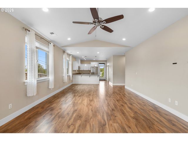 110 W FLANGAS Ave, Roseburg, OR 97471
