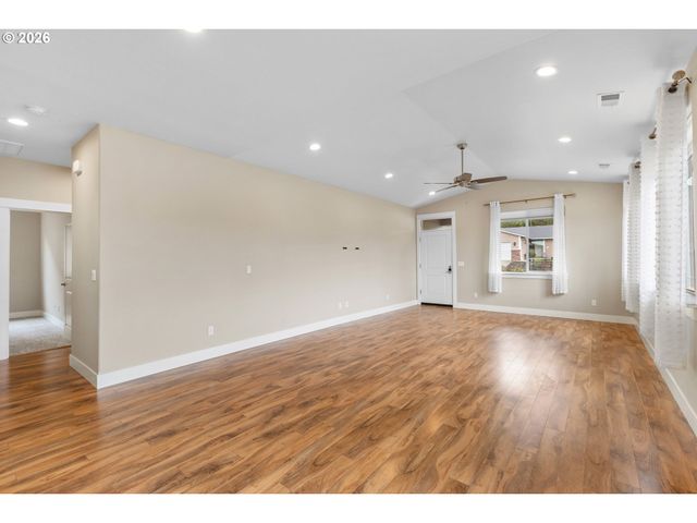110 W FLANGAS Ave, Roseburg, OR 97471