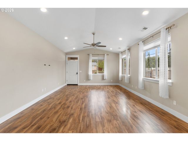 110 W FLANGAS Ave, Roseburg, OR 97471