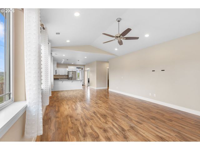 110 W FLANGAS Ave, Roseburg, OR 97471