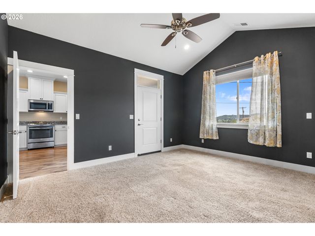 110 W FLANGAS Ave, Roseburg, OR 97471