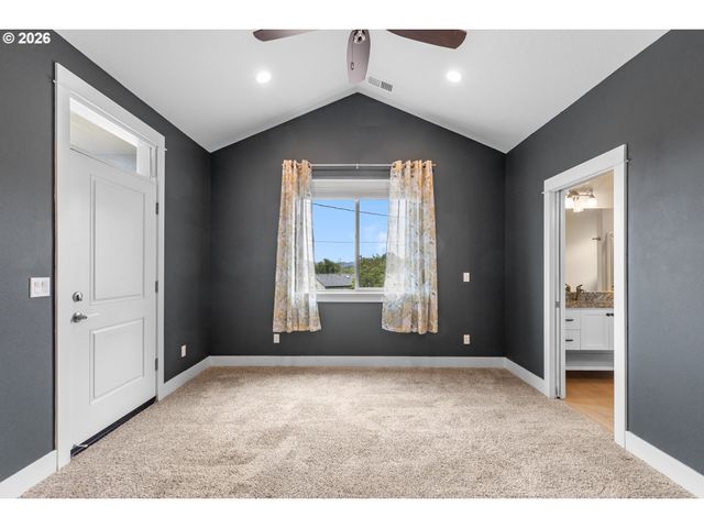 110 W FLANGAS Ave, Roseburg, OR 97471