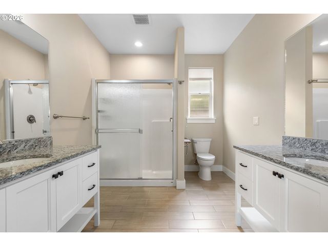 110 W FLANGAS Ave, Roseburg, OR 97471