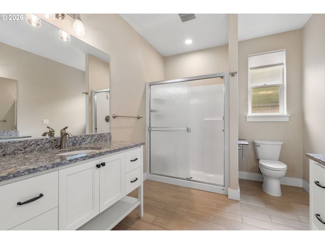 110 W FLANGAS Ave, Roseburg, OR 97471
