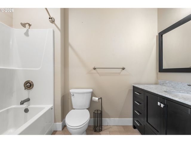 110 W FLANGAS Ave, Roseburg, OR 97471