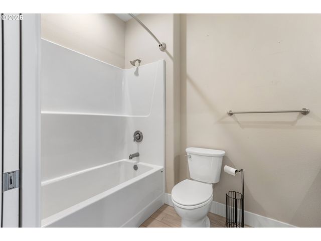 110 W FLANGAS Ave, Roseburg, OR 97471
