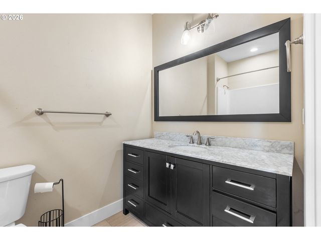 110 W FLANGAS Ave, Roseburg, OR 97471