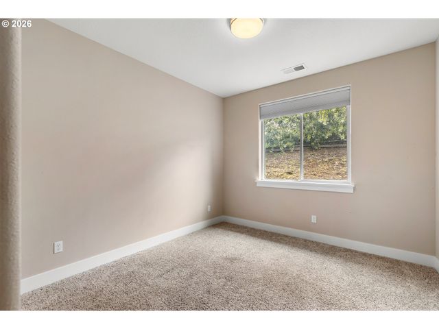 110 W FLANGAS Ave, Roseburg, OR 97471