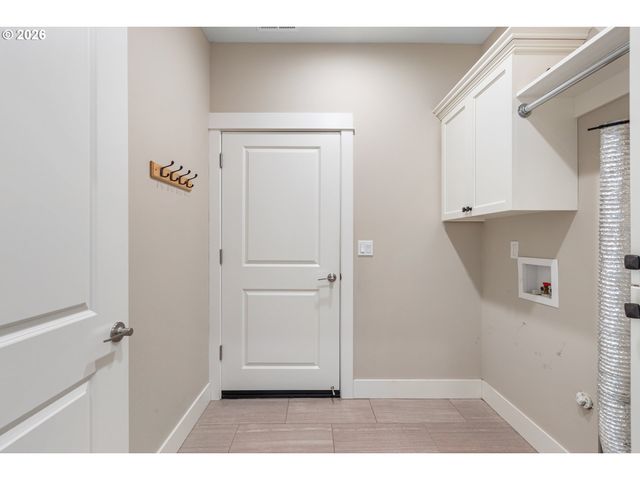110 W FLANGAS Ave, Roseburg, OR 97471