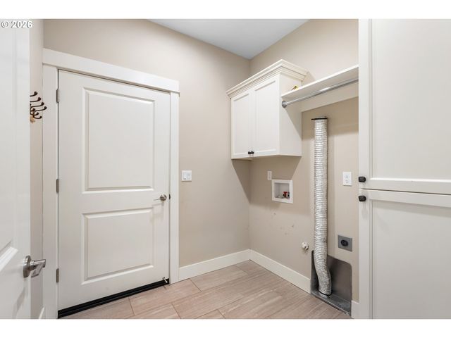 110 W FLANGAS Ave, Roseburg, OR 97471