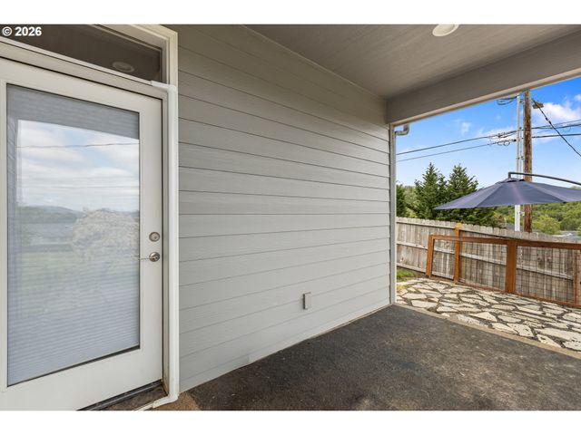 110 W FLANGAS Ave, Roseburg, OR 97471